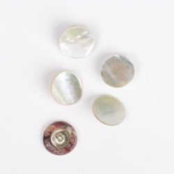 Rund perlemorsknapp m/ye (hvit)